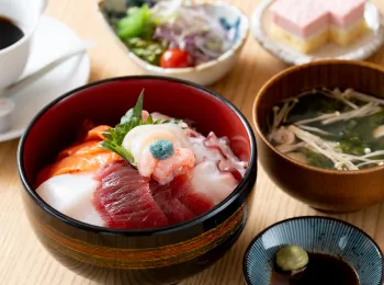 画像:和食セット（海鮮丼）